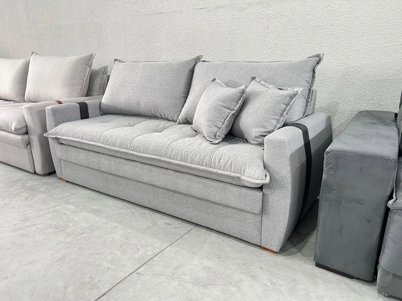 Sofá fixo curvo design moderno com baú 