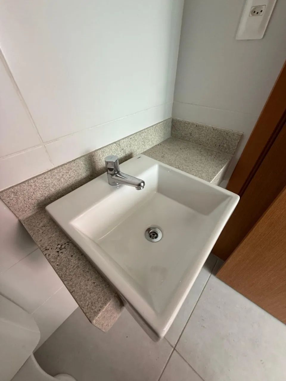 Pia completa com Cuba Deca de Cerâmica - 0,90m x 0,45m Granito Branco Dallas - Foto 2