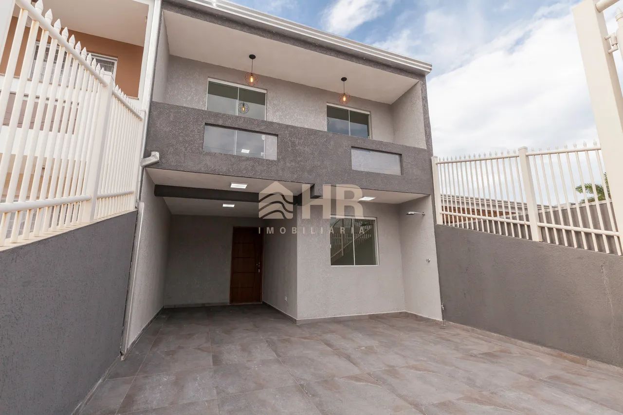 Sobrado com 03 dormitórios e 02 vagas de garagem Balneário Riviera Matinhos