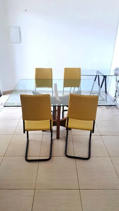 Mesa com tampo de vidro, base e 4 cadeiras - Foto 3
