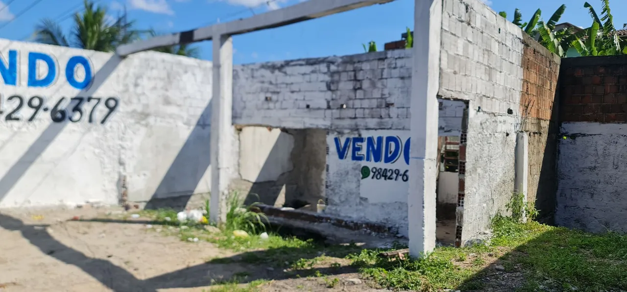 Terreno na BR 101 com estrutura em fase de Acabamento "Em frente" ao Atacadão