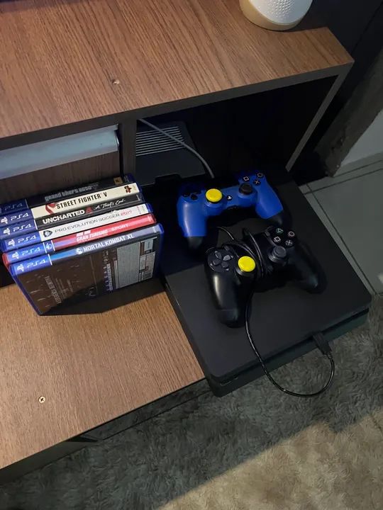 Playstation 4 com jogos e controles - Foto 2