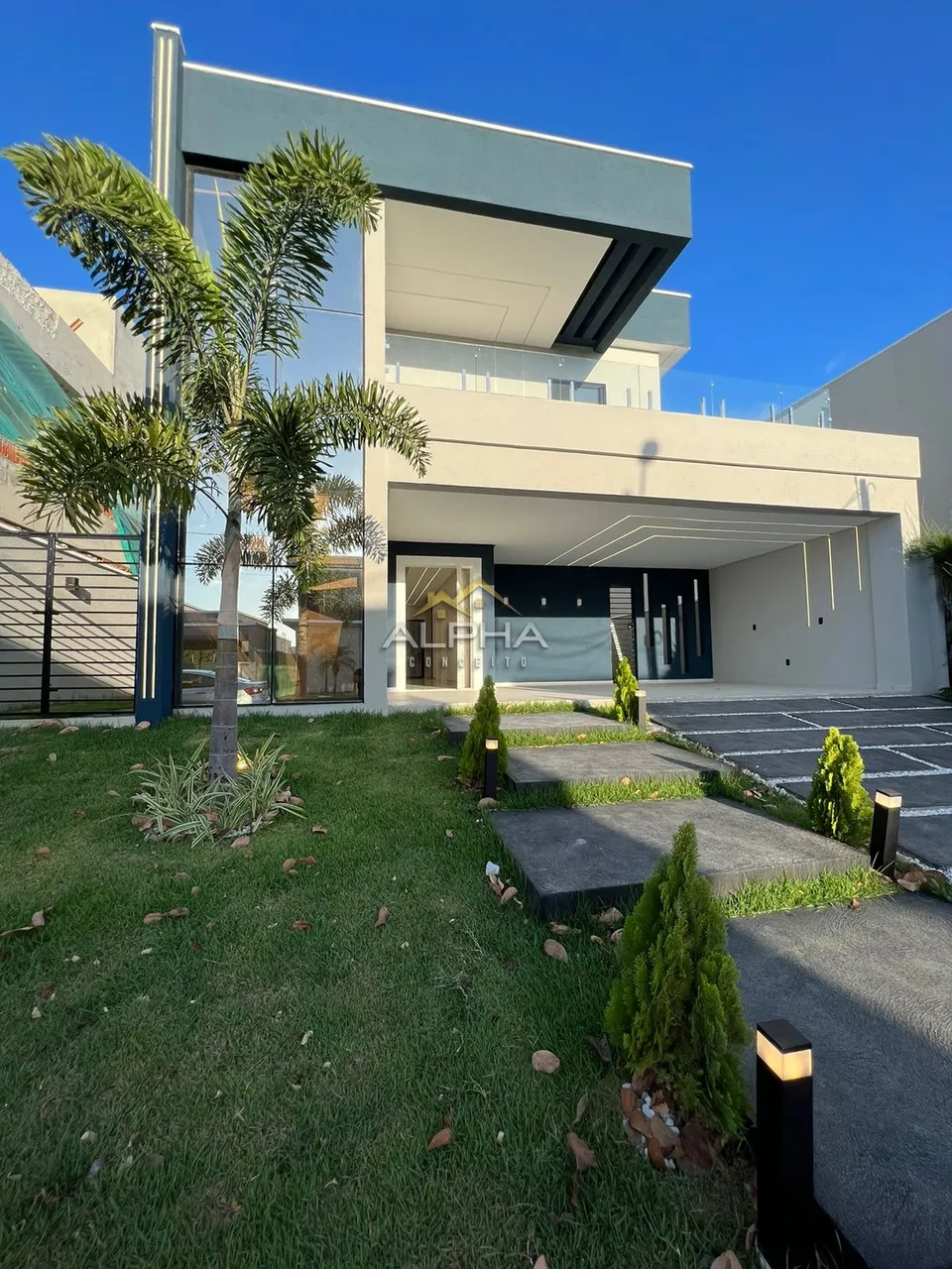 Casa de condomínio Duplex a venda possui 220 metros quadrados com 4 quartos