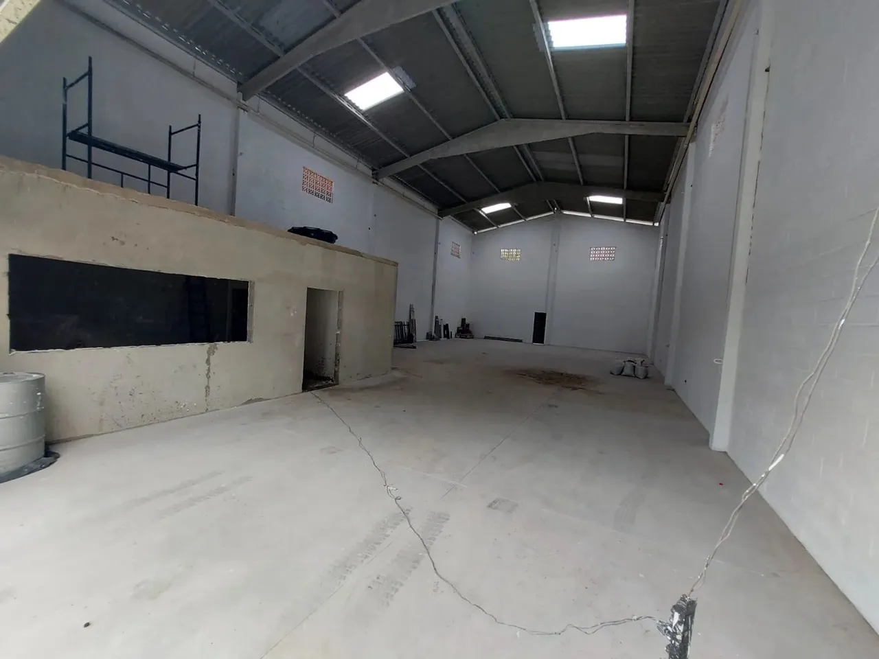 Galpão Comercial de 350m² na Melhor Localização de Praia Grande-SP, Bairro tude- Locação
