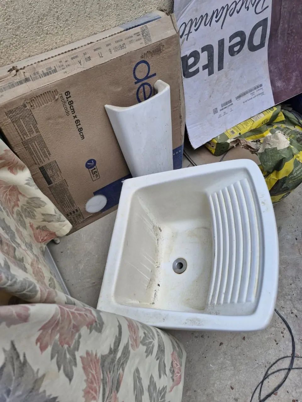 Tanque de lavar em bom estado.