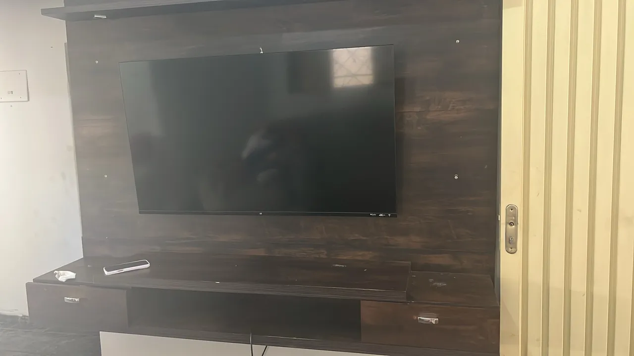 Painel de TV com Rack em Madeira Elegante