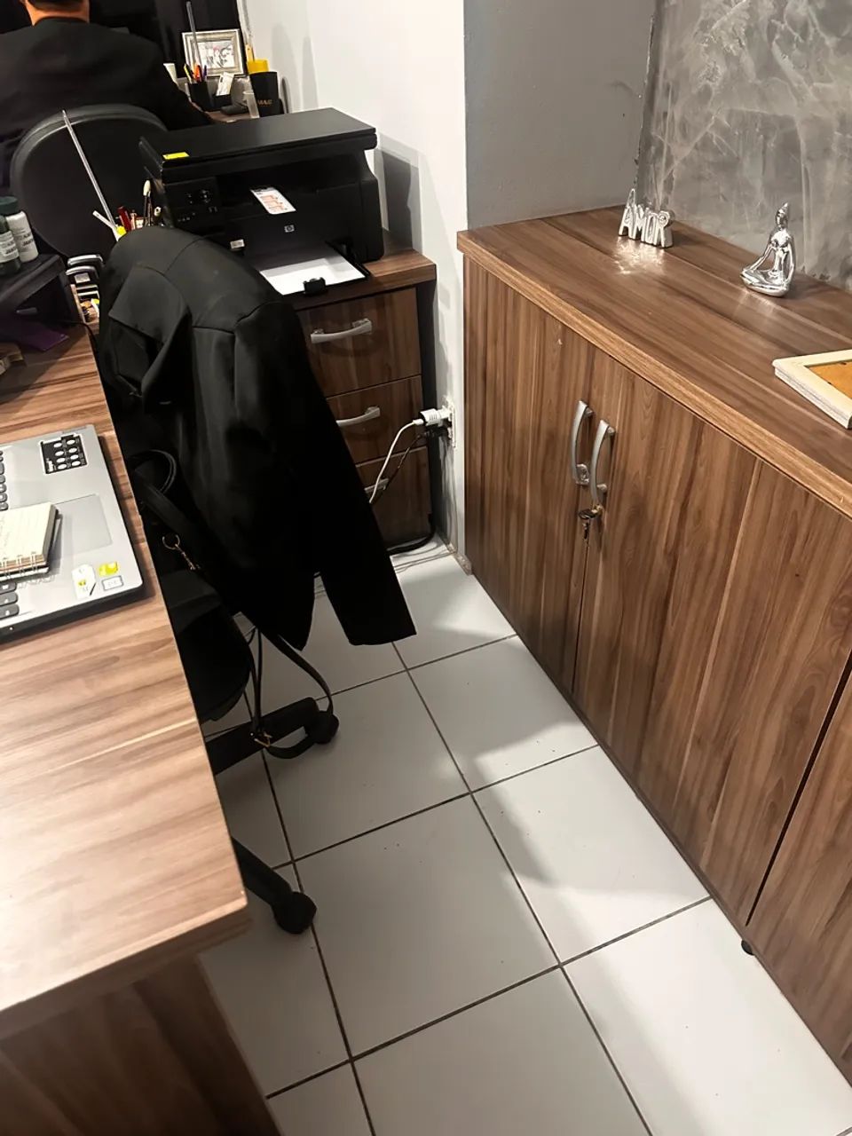 Conjunto de mesa de escritório com gaveteiro e armário - Foto 3