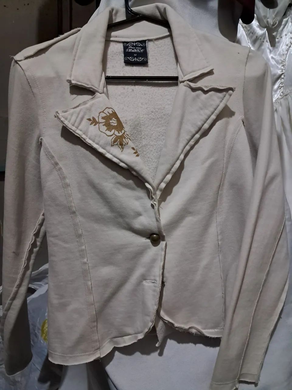 Blazer Bege Feminino com Detalhes e Bordado Floral