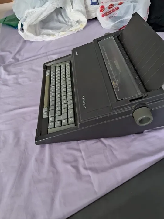Máquina de escrever elétrica - olivetti