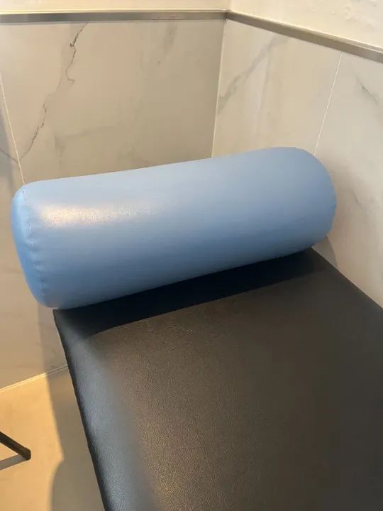 Rolinho cilindro para descanso das pernas de pacientes, durante procedimentos de saúde.