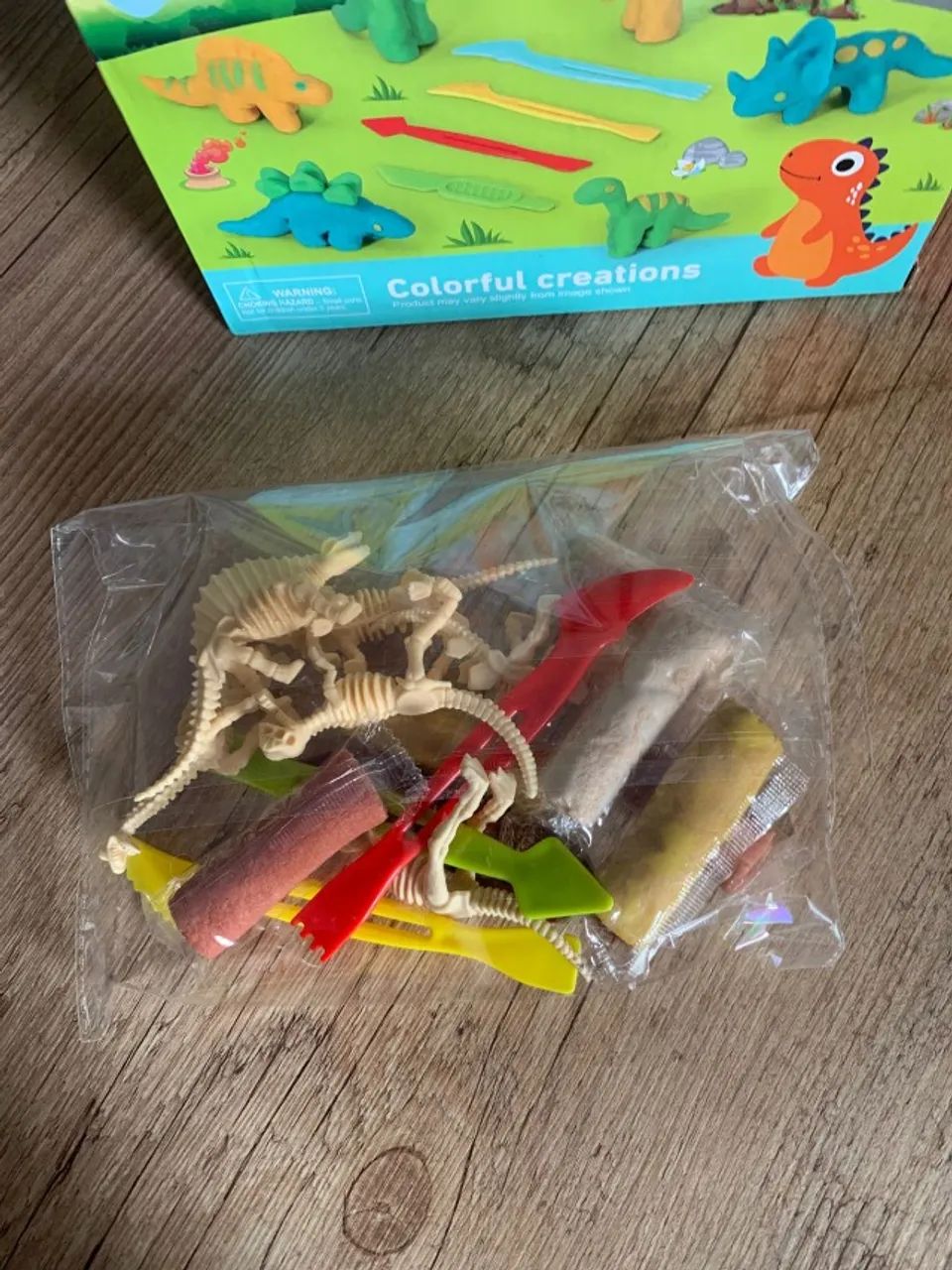 [Novo] Brinquedo Kit de Modelar Com Massinhas, Molde de Dinossauros e espátulas - 16 Peças - Foto 3