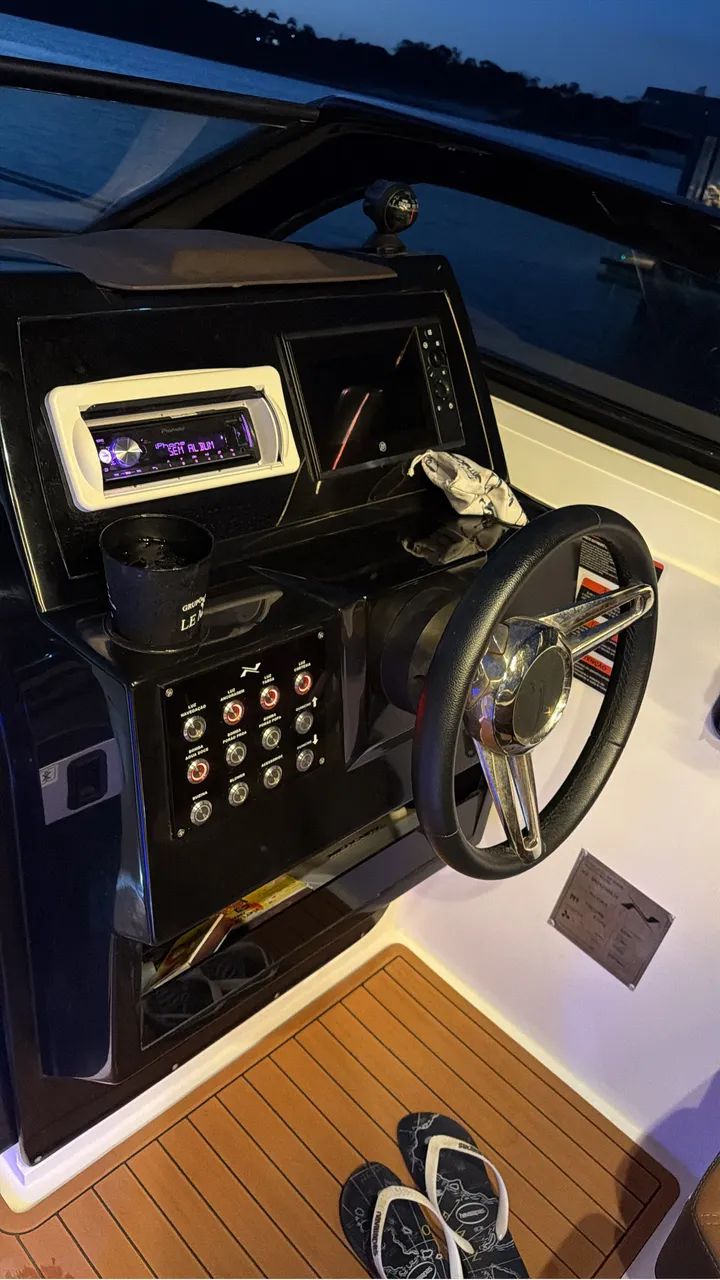 Lancha NX 290 com motor Mercruiser e rabeta bravo, muito nova, ano 2024  - Foto 2