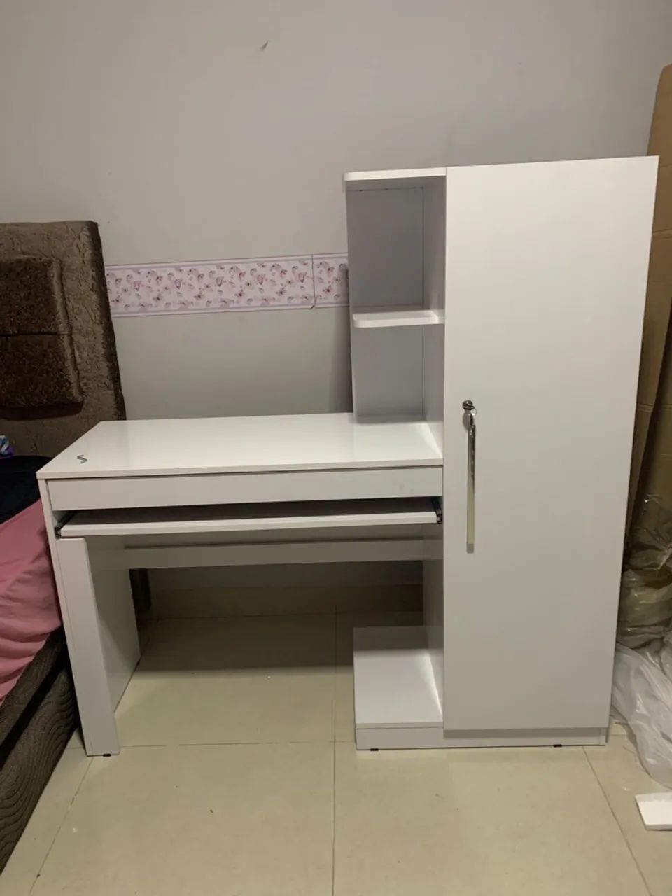 Escrivaninha com Armário e Prateleiras - Ideal para Home Office