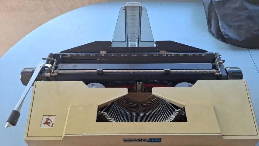 Máquina De Escrever antiga Remington Alfa - Foto 2