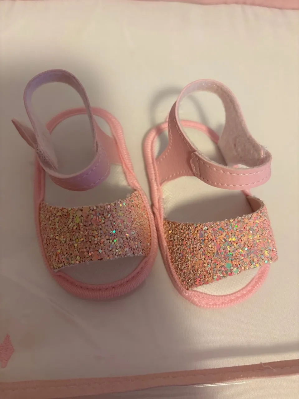 Sandália rosa com glitter