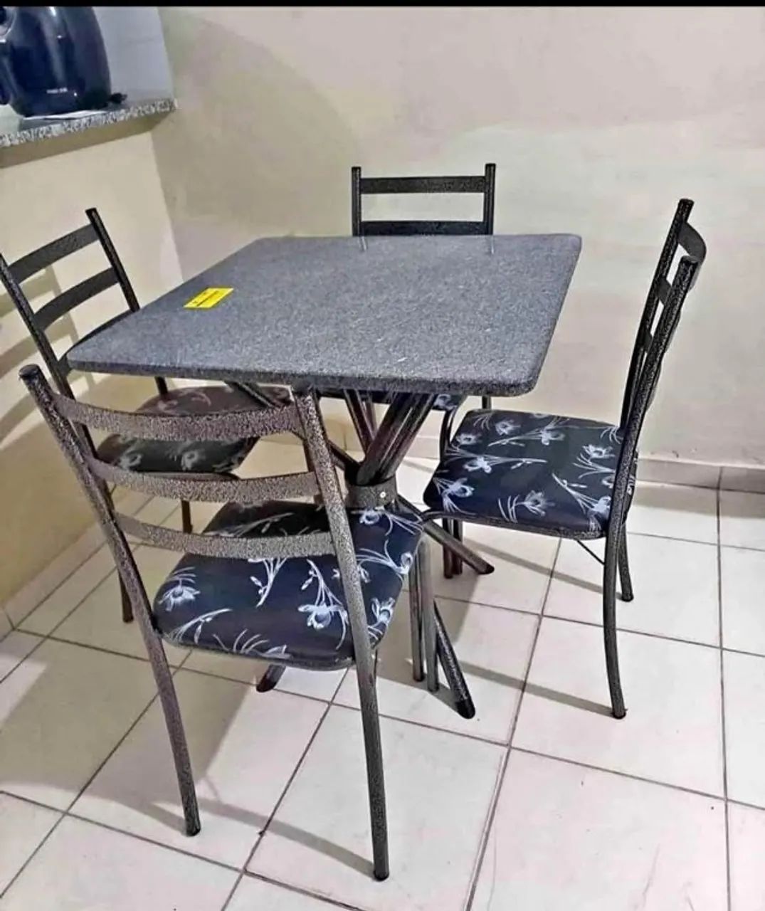 Mesa 4 cadeiras ( novas no plástico) montagem e entrega grátis