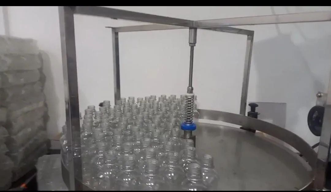 Envasadora completa envasa ,posiciona tampa,rosqueador,rotulagem e acumulador de frascos - Foto 3