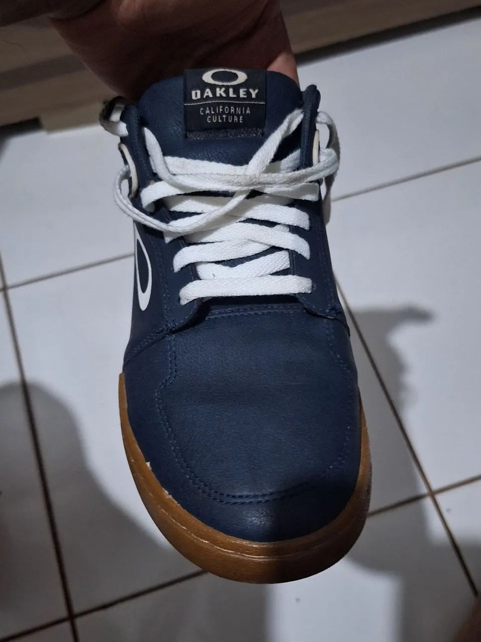 Tênis Oakley Azul com Sola Marrom - Foto 2