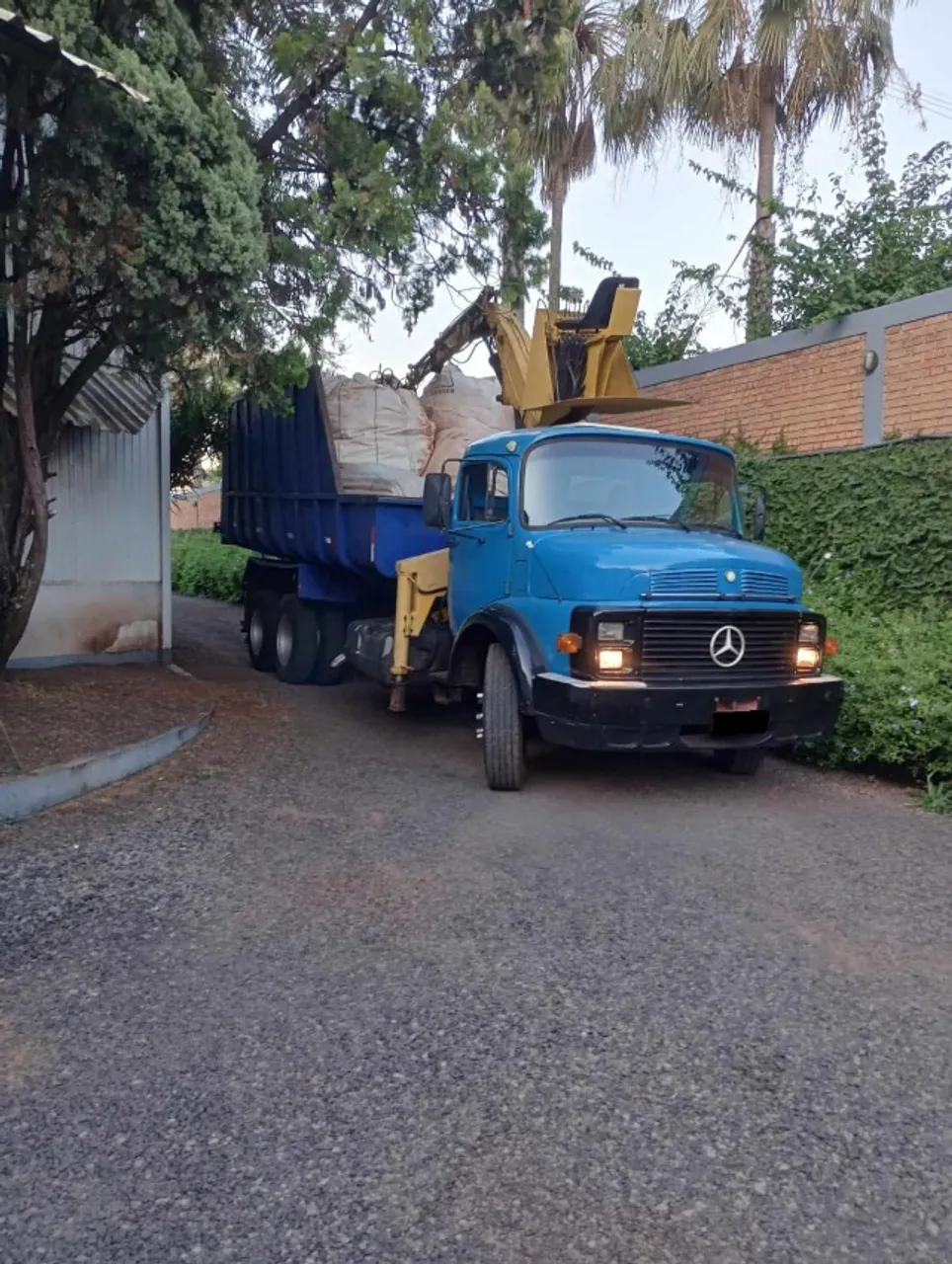 Caminhão Mercedes Benz 1113 - Caçamba - Garra