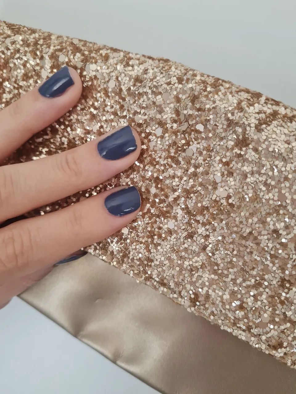 Bolsa de mão dourada com glitter da Eudora - Foto 2