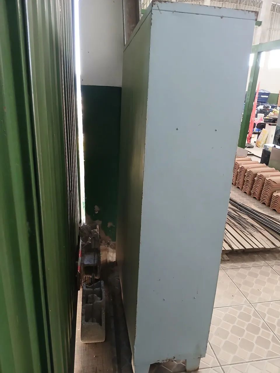 Armário de ferro com 8 portas. - Foto 2