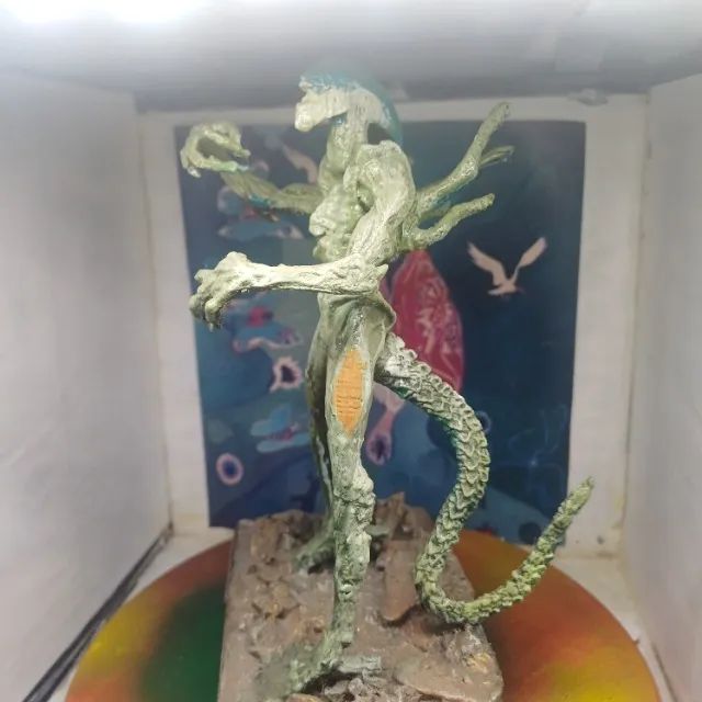duas figuras alien em ferro com bases para venda  - Foto 2
