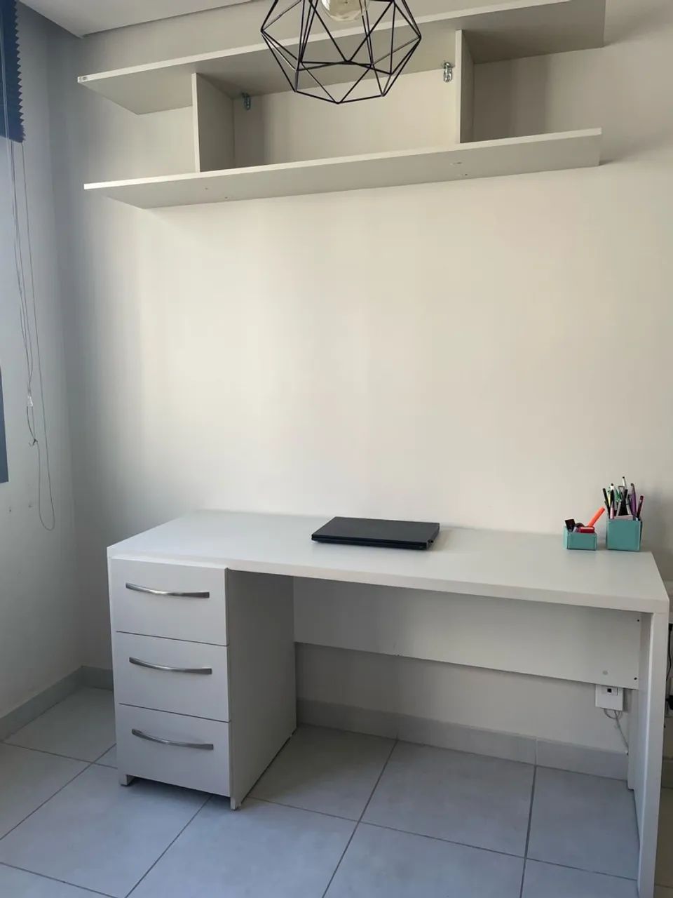 Mesa de Escritório com Gaveteiro