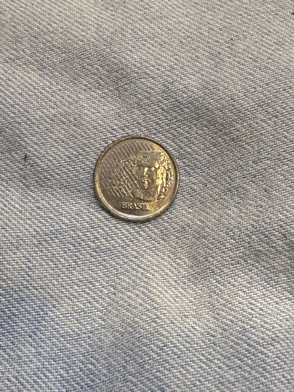 Moeda de um centavo prata e dourada