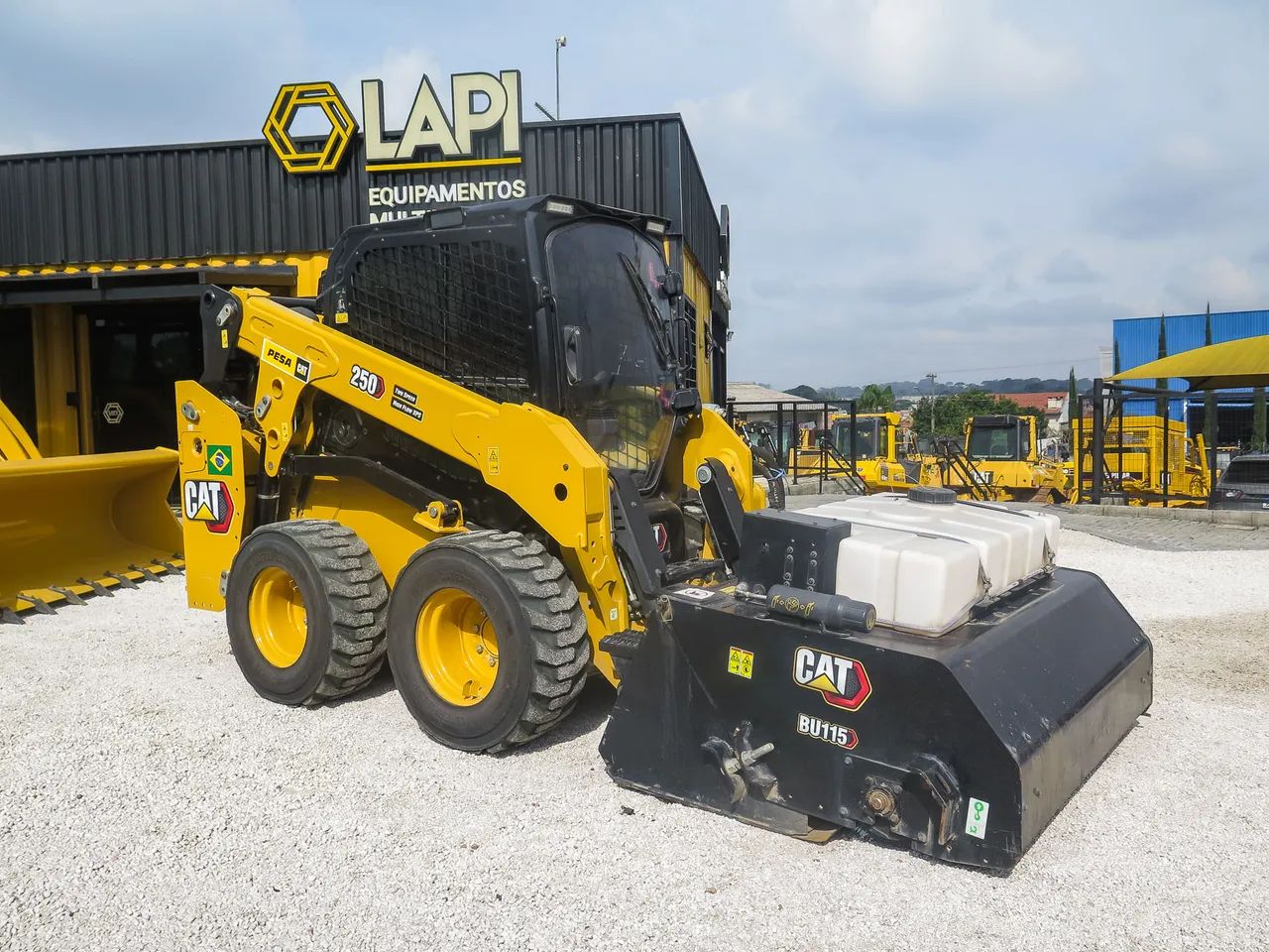 Mini carregadeira CATERPILLAR 250 2025 com 760h de operação