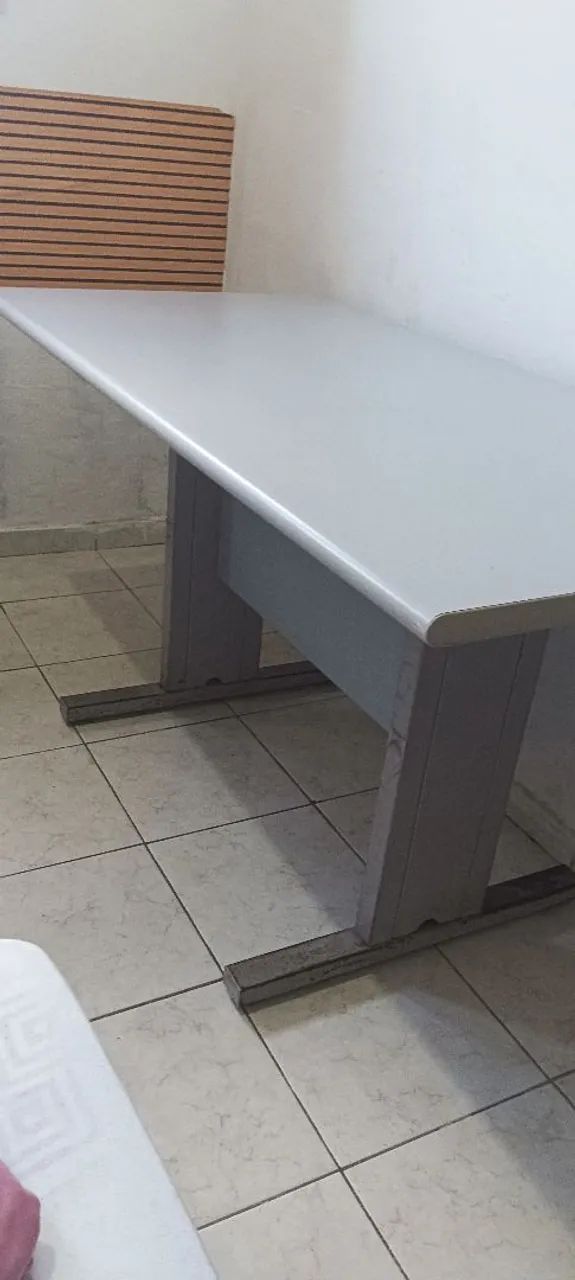 Mesa de madeira para escritório.