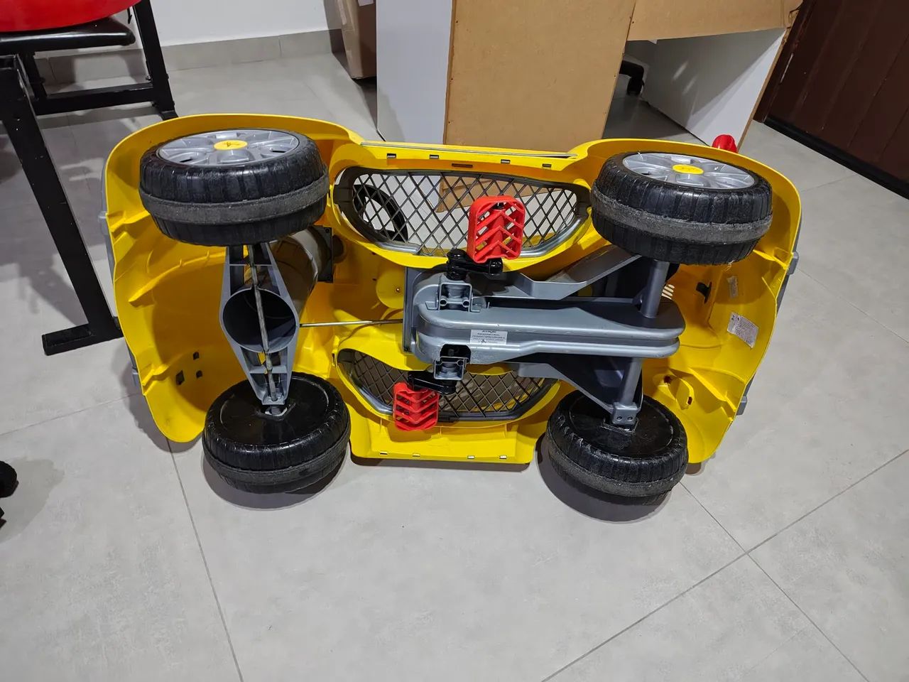 Carro de brinquedo infantil com pedal - Foto 5