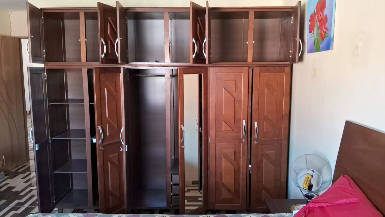 Guarda roupa 6 portas com espelho - Foto 2