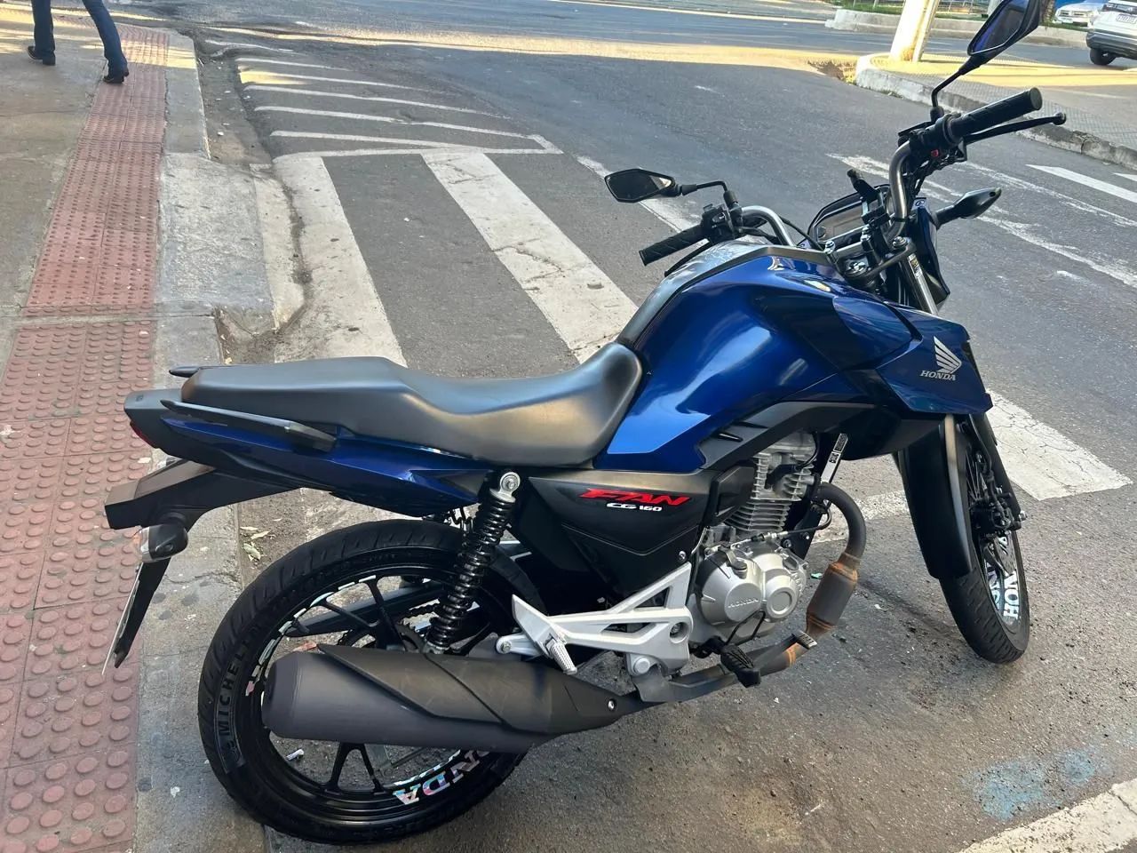Vende-se moto 
