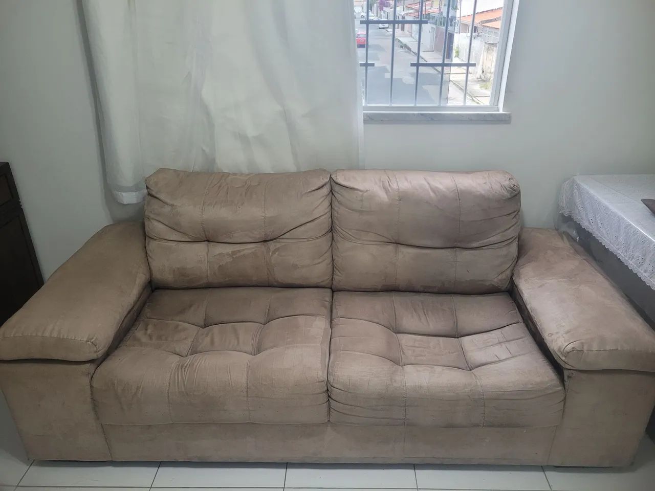 Sofá 3 lugares na cor cobre. 