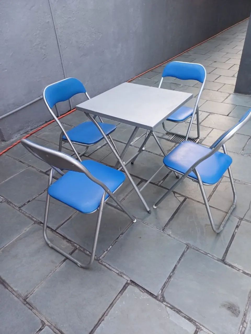 Conjunto de mesa com quatro cadeiras