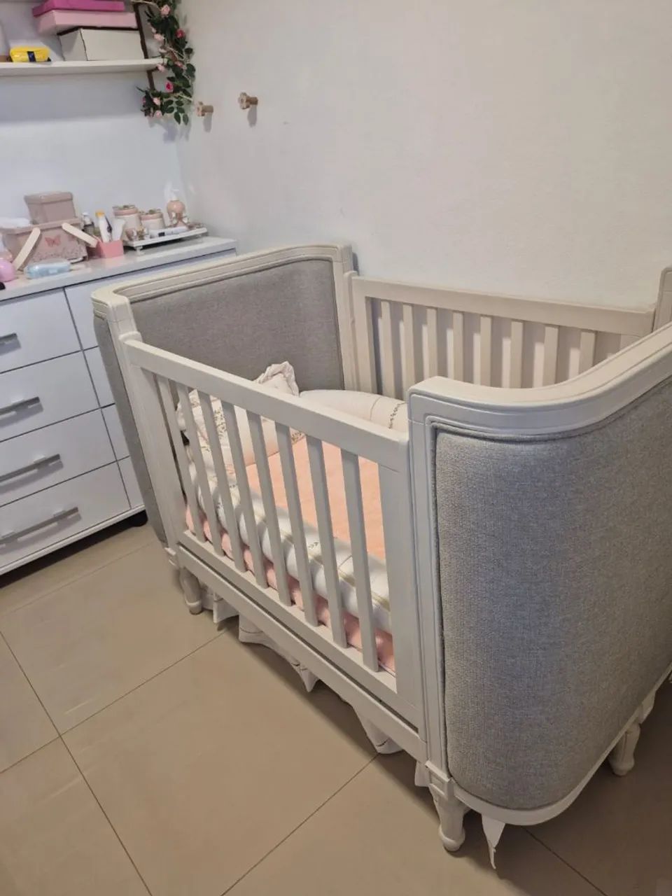 Berço estilo clássico estofado + colchão  - Foto 4