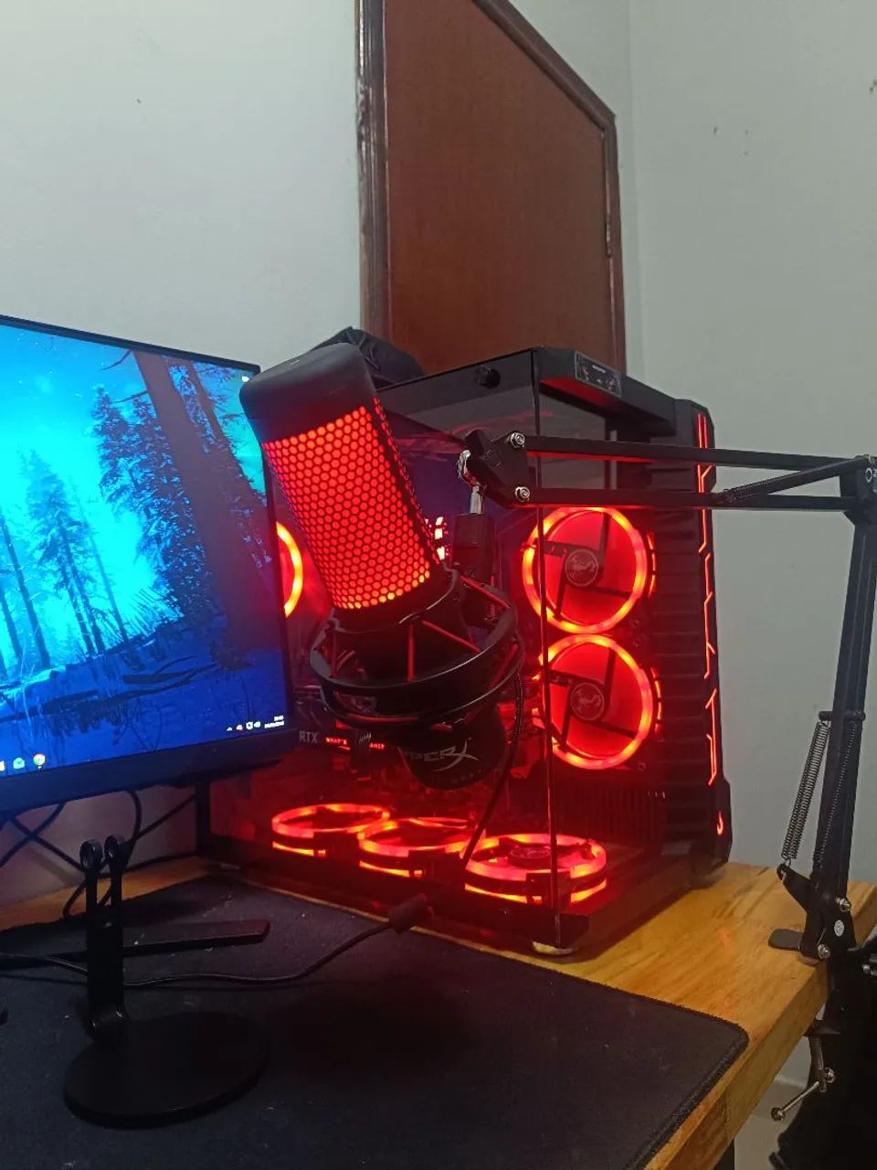 Kit Gamer Microfone HyperX QuadCast Red + Braço Articulado + Suporte de Mesa