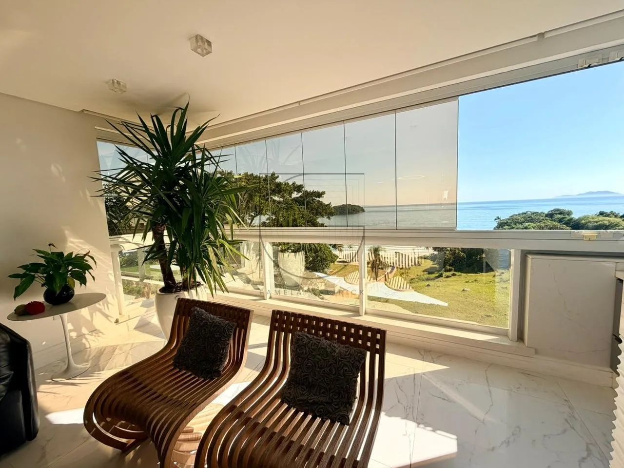 Apartamento finamente mobiliado com vista permanente para o mar em Canajurê