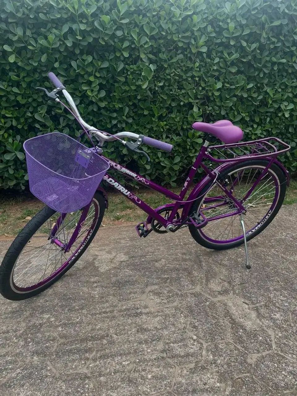 Bicicleta roxa com nota