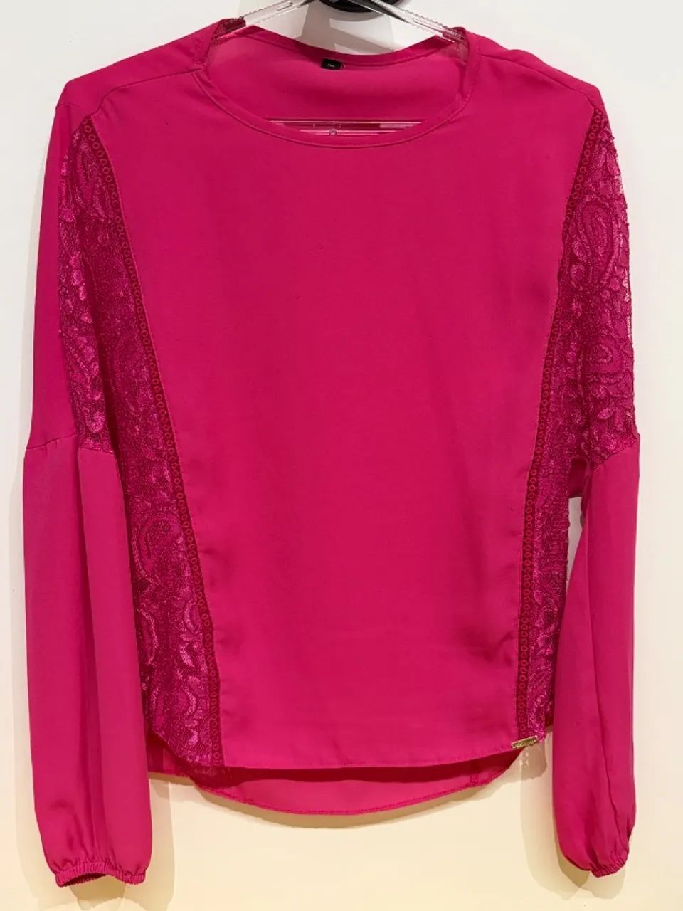 Blusa feminina com renda
