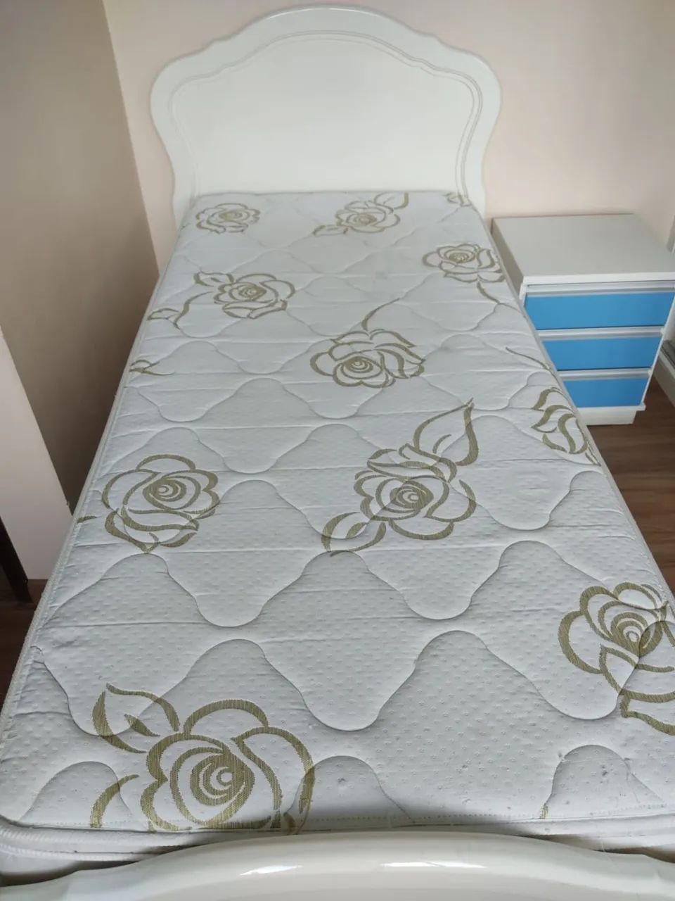 Cama em madeira maciça, criado e colchão