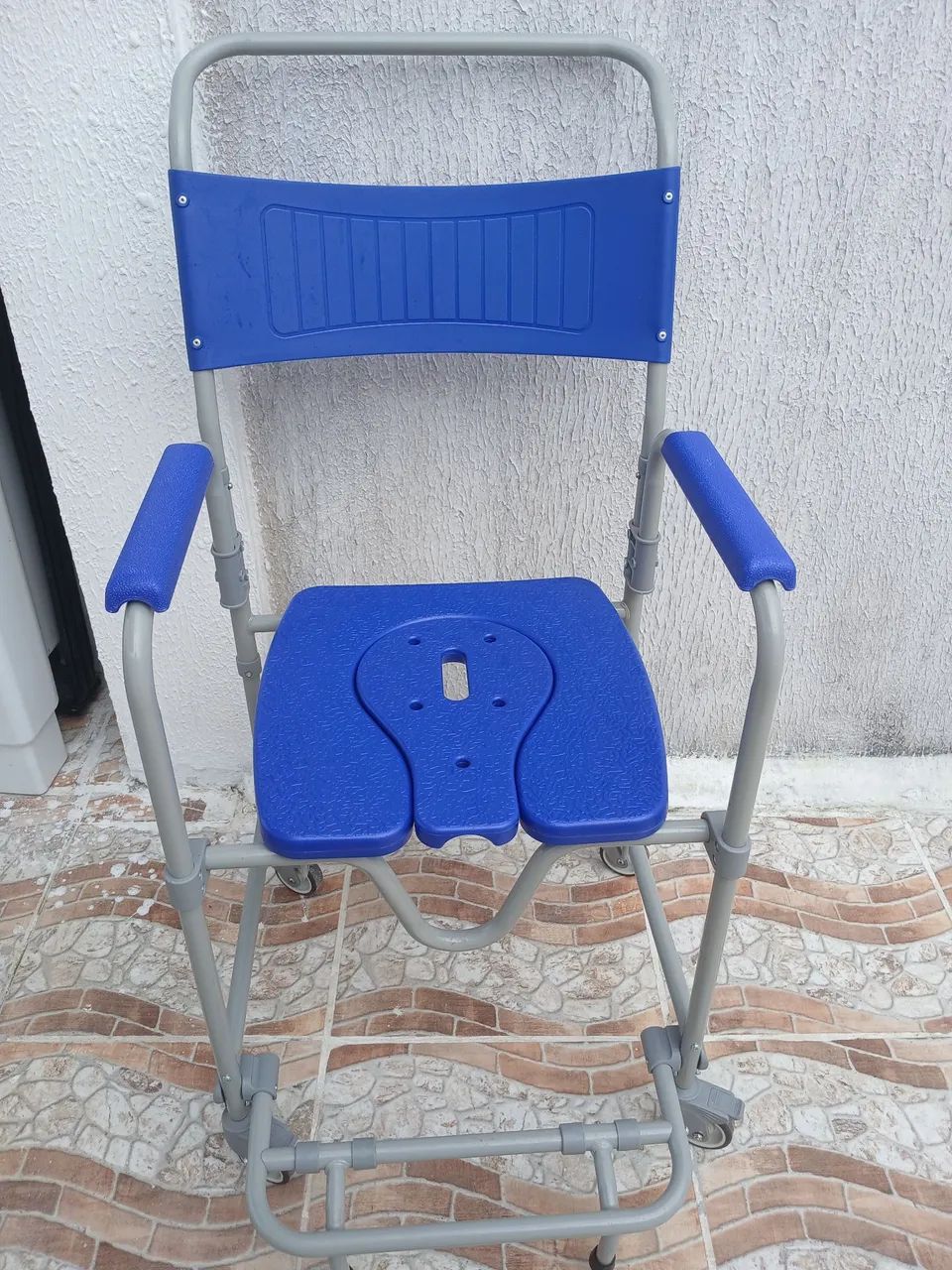 Vendo uma cadeira de roda de banho nova. - Foto 4