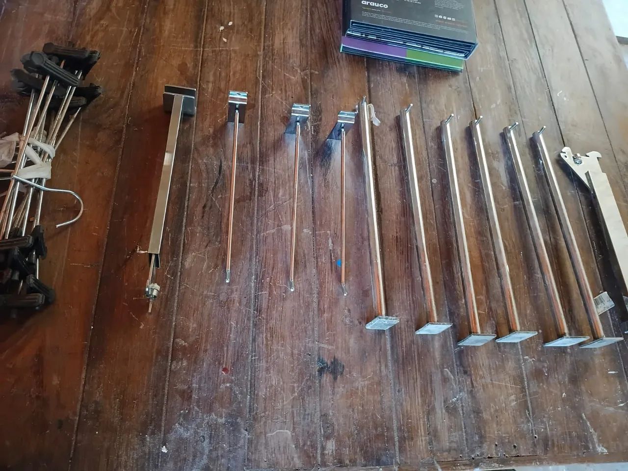 Cabides e suporte para loja de roupas