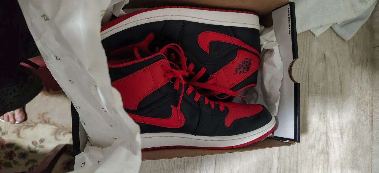 Air Jordan 1 Mid 'Alternate Bred