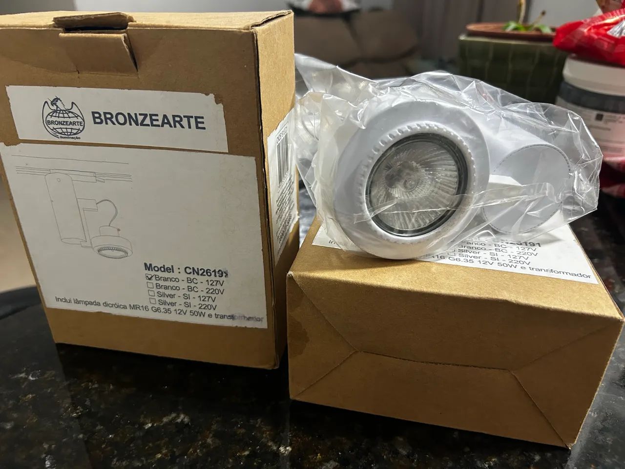 2 unidades de Luminárias modelo MR16 G6.35 inclui lâmpada dicróica 