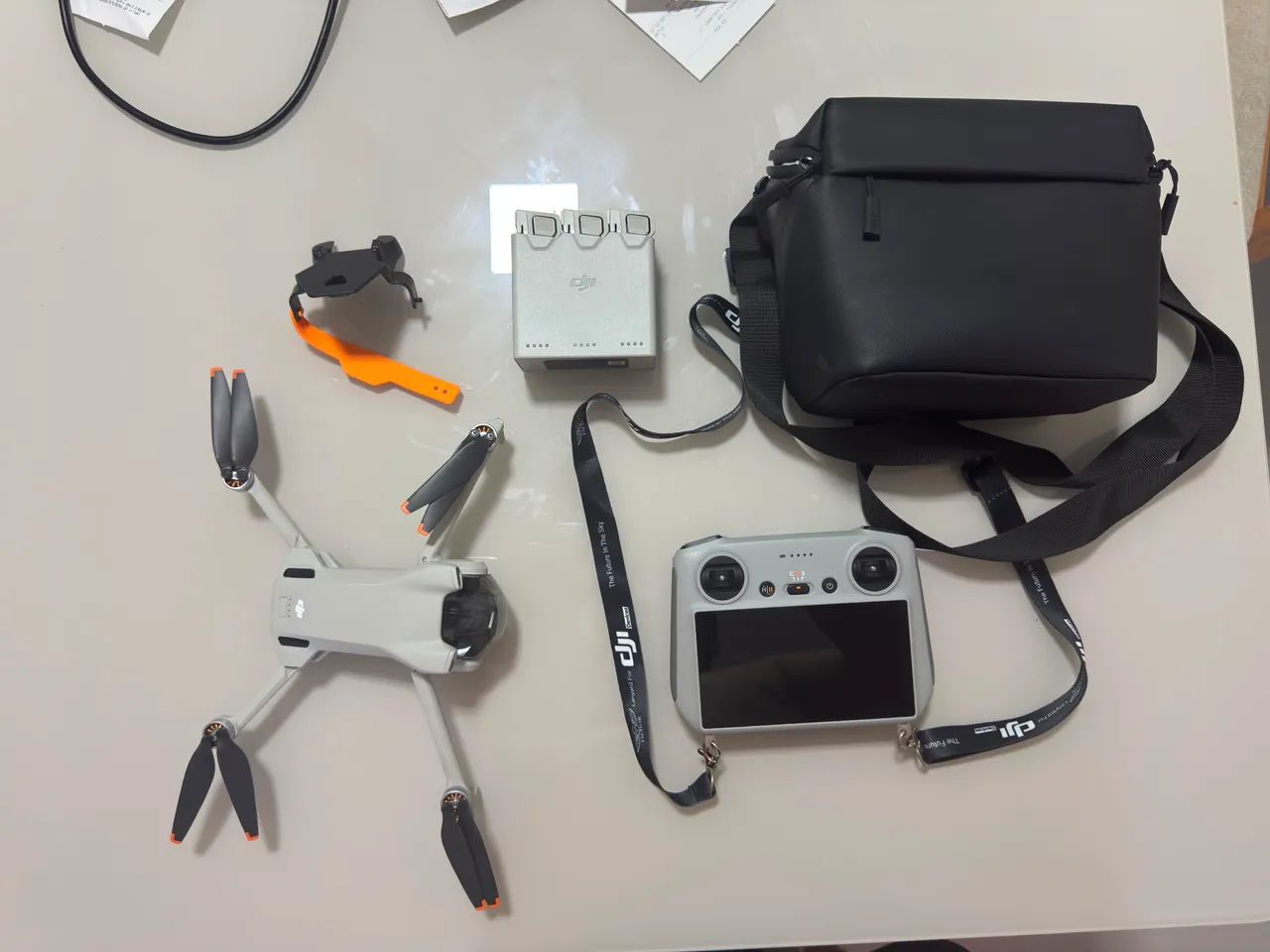 Drone DJI Mini 3 Fly More Combo com controle DJI RC