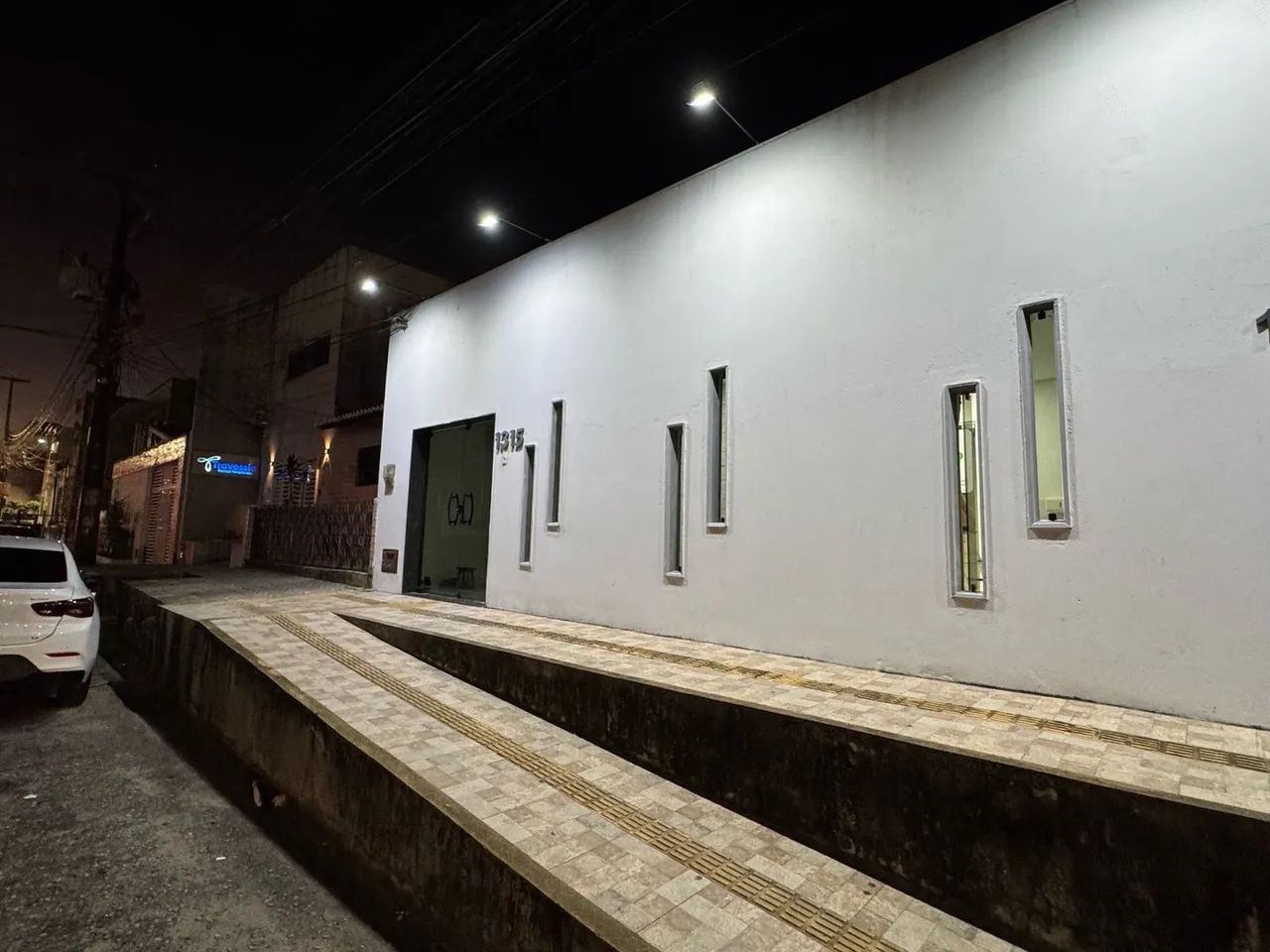 Prédio comercial próximo ao Midway