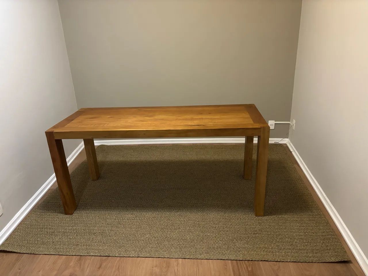 Mesa de madeira maciça 