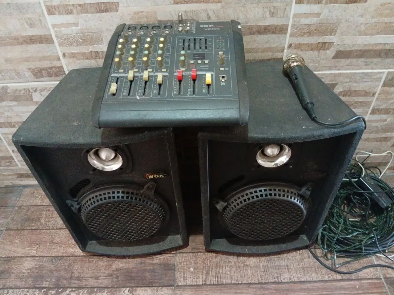Vendo esse conjunto de som 2 caixa de som mesa é 1 microfone. - Foto 3
