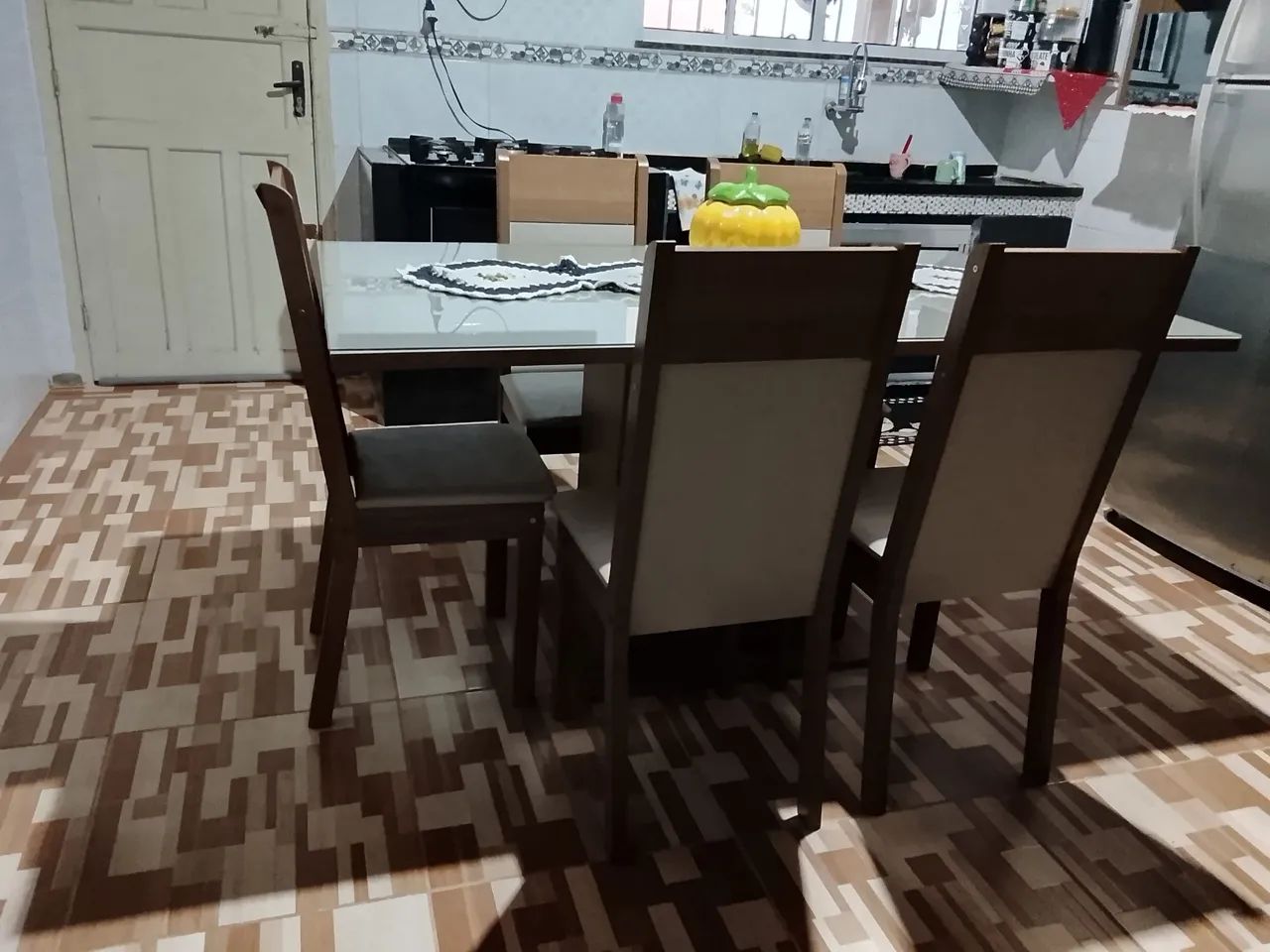 Mesa com 5 cadeiras tampo madeira e tampo de vidro  - Foto 2